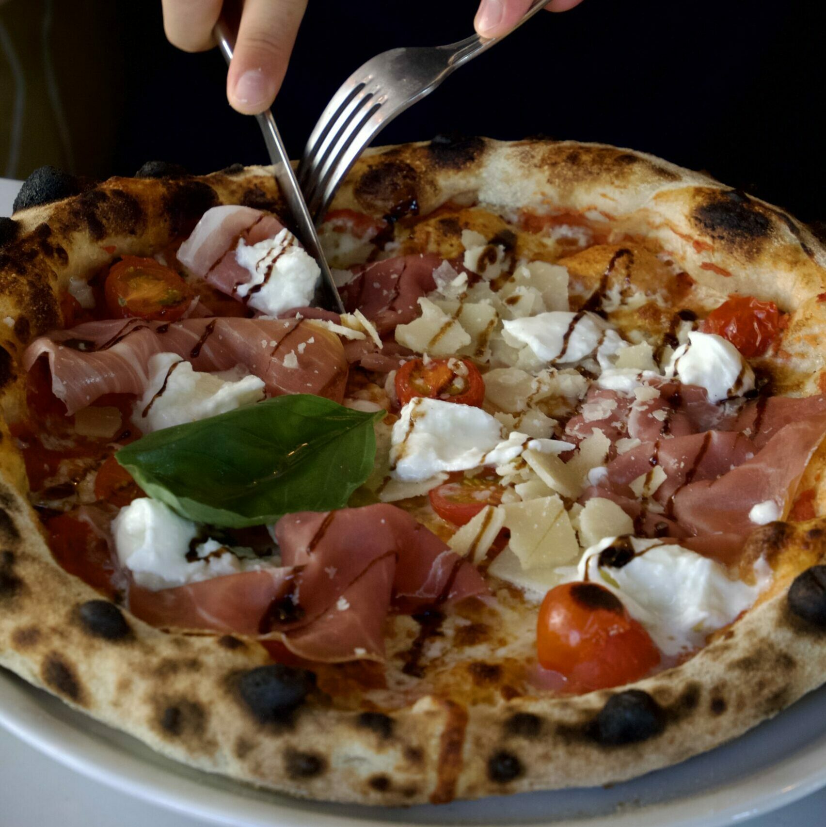 Pizza Parma avec jambon de Parme, mozzarella di bufala et parmesan, servie au restaurant Pizza Nofa à Arcachon.